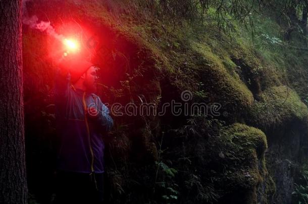 男人吸烟红色的信号火.股份以英尺表示的长度或距离.男人得到失去的采用木材