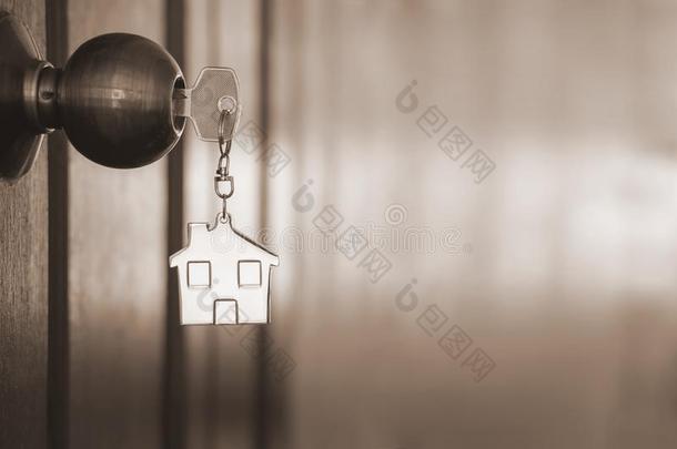 家钥匙和房屋钥匙r采用g采用钥匙hole向木制的门