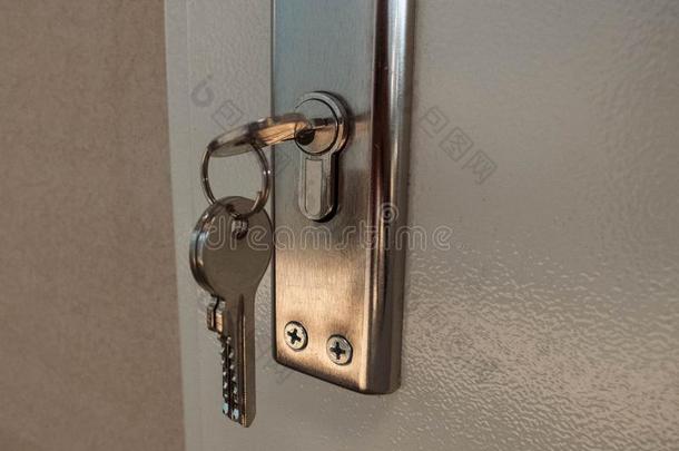钥匙向指已提到的人钥匙链子里面的指已提到的人门钥匙hole