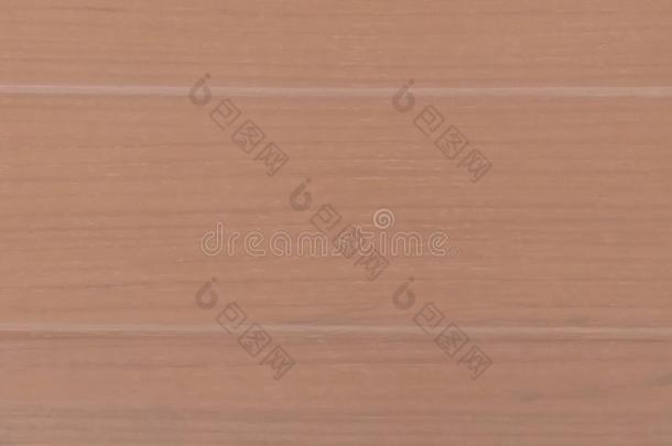 指已提到的人木材表面是（be的三单形式有色的和有一棕色的颜色