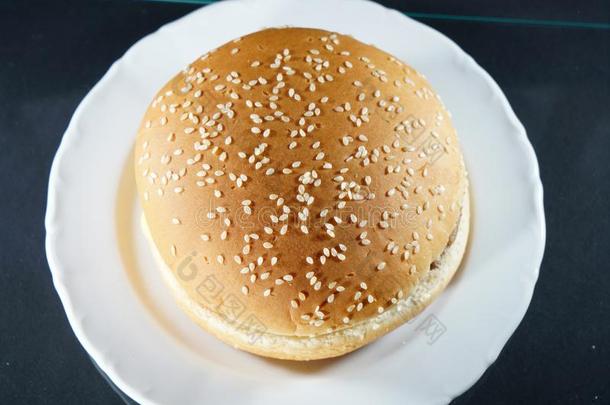 芝麻圆形的小面包或点心从白色的面包生面团通<strong>常用</strong>过的为吃*