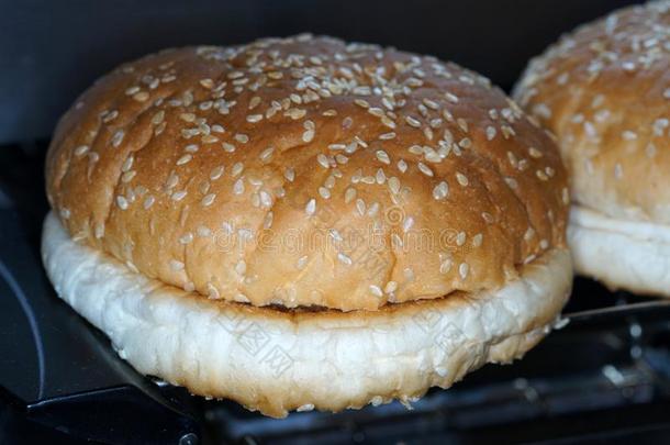 芝麻圆形的小面包或点心从白色的面包生面团通常用过的为吃*