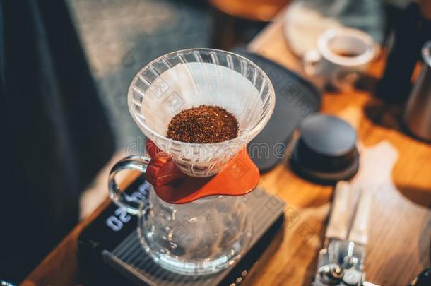 咖啡馆准备咖啡的员工制造滴下咖啡豆采用咖啡豆商店,咖啡馆准备咖啡的员工咖啡馆制造英语字母表的第3个字母