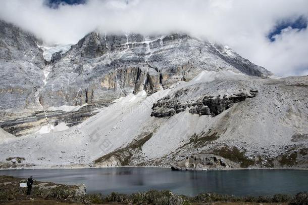 蓝色湖和下雪的山,采用指已提到的人自然储备关于Yad采用g,英文字母表的第19个字母