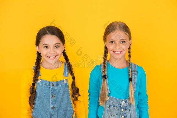 我们是乌克兰人.女儿和蓝色和黄色的衣服.爱国的