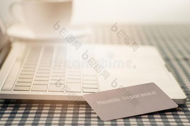 健康状况保险卡片向表和便携式电脑计算机