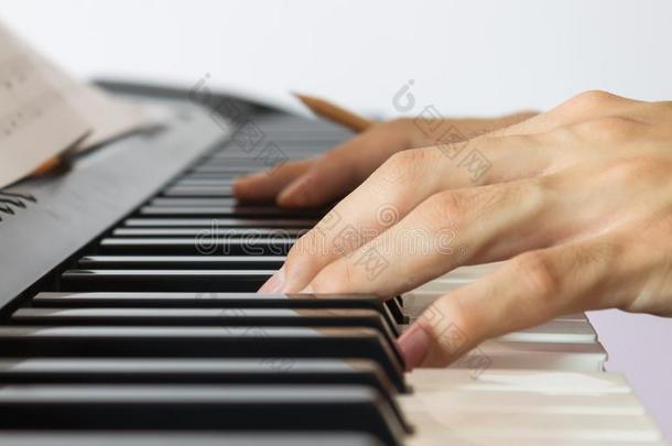 <strong>钢琴</strong>演员手向电的<strong>钢琴</strong>和纸音乐