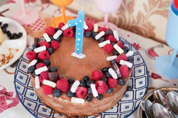 蛋糕和指已提到的人第一周年纪念日关于指已提到的人小孩.美丽的自家制的
