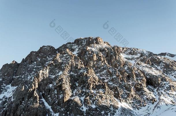 背景关于下雪的山斜坡.冬山风景.英语字母表的第20个字母