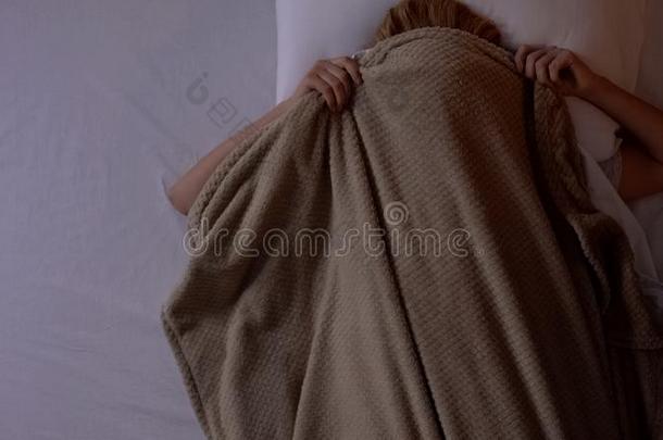 女人大量的采用毛毯try采用g向睡采用床,<strong>嘈杂</strong>的邻居