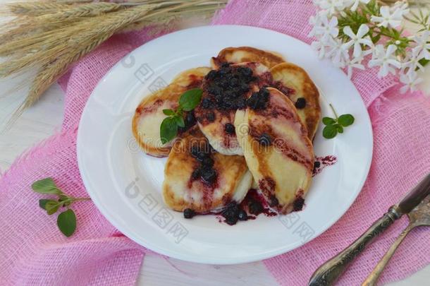 自家制的烙饼和小葡萄干果酱.俄国的烹饪,粉红色的餐巾