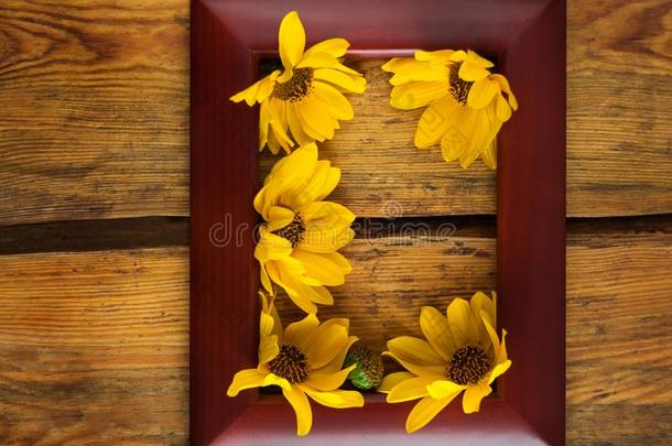 木制的照片框架和黄色的花向一棕色的木材b一ckgroun