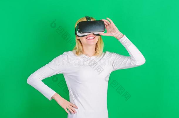 有趣的年幼的女人和VirtualReality虚拟现实.兴奋的微笑的business女人使人疲乏的