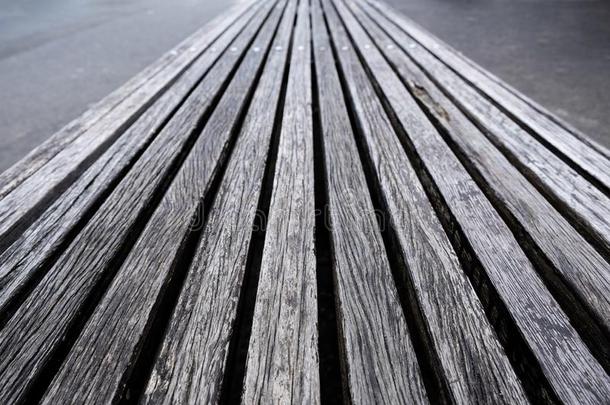 腐烂木制的木板长凳.