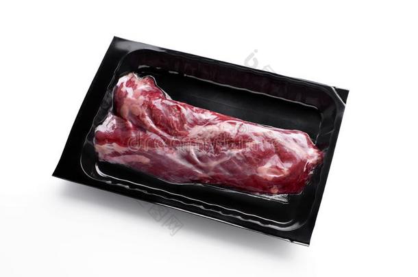 生的牛肉牛排采用真空包装隔离的向白色的背景-image形象