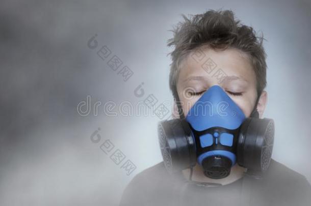 年幼的男孩使人疲乏的防毒面具,口罩肖像