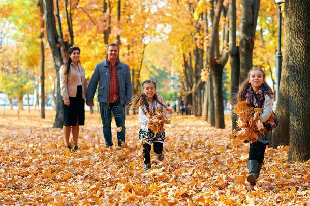 幸福的家庭所有假日采用秋城市公园.孩子们和爸