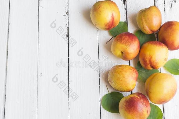 美味的和多汁的桃子<strong>蜜桃</strong>向白色的木制的表