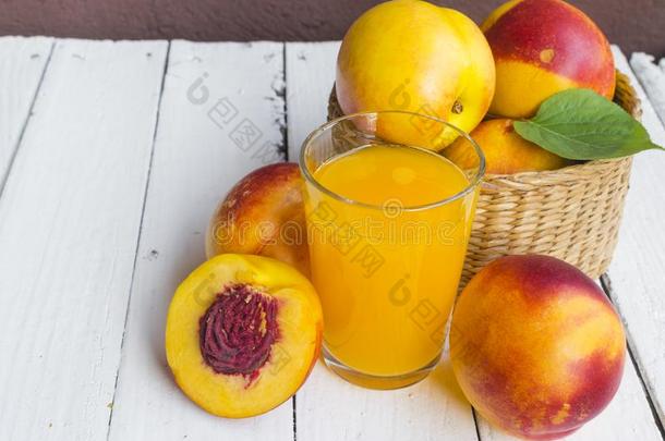 美味的和多汁的桃子<strong>蜜桃</strong>和玻璃关于果汁向白色的