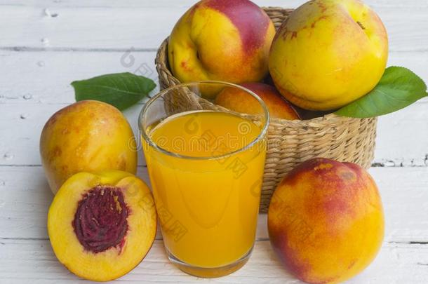 美味的和多汁的桃子<strong>蜜桃</strong>和玻璃关于果汁向白色的