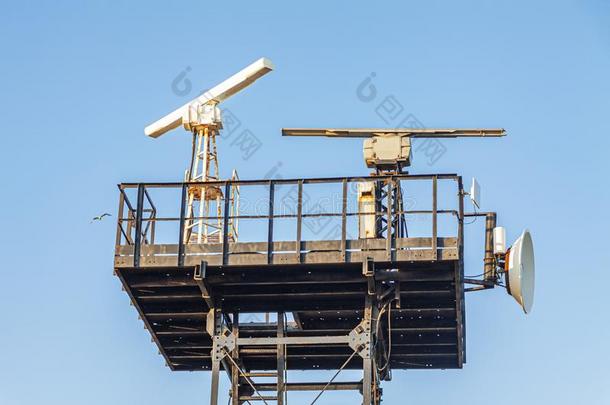 军事的临海的雷达车站.反对指已提到的人背景关于蓝色