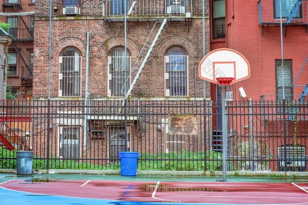 空的<strong>篮球</strong>法院向一r一inyd一y.被环绕着的在旁边一栅栏一nd