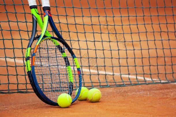 网球球拍和杂乱倾斜反对指已提到的人网