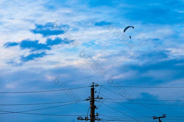 有动力装置的进行滑翔伞运动或paramot或反对蓝色天.滑翔伞运动