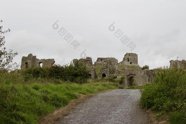 路在上面向中古的城堡毁坏采用乡下的爱尔兰向一战胜