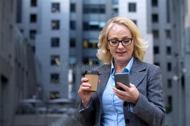 积极的现代的商业女人阅读智能手机电子邮件佃户租种的土地Colombia哥伦比亚