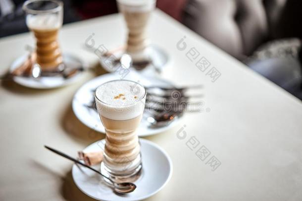 拿铁咖啡玻璃和分层的拿铁咖啡,卡普契诺咖啡或摩卡咖啡和起泡沫向