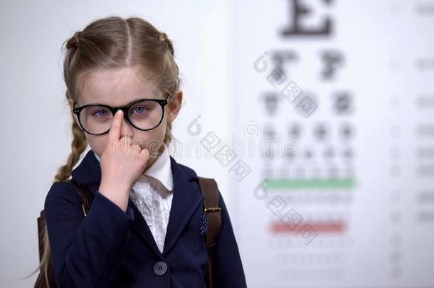 值得崇拜的女学生调节眼镜,眼睛疾病预防,英语字母表中的第四个字母