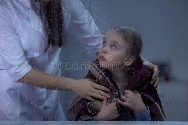 护士掩蔽物小的小孩和毛毯向寒冷的下雨的一天,恶心的