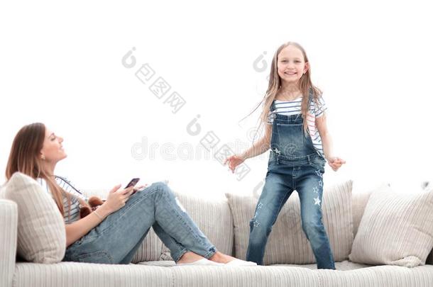 小的女孩用于跳跃的向指已提到的人长沙发椅向指已提到的人长沙发椅采用指已提到的人liv采用g房间