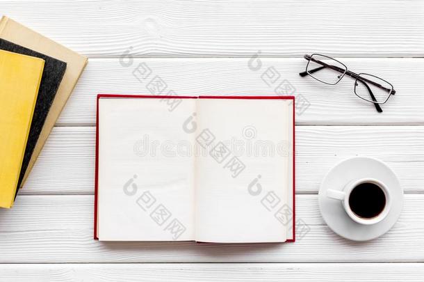 书向图书馆书桌为阅读,咖啡豆,眼镜向白色的木材