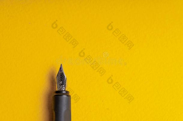 碎片关于一墨水笔向一黄色的b一ckground.Copysp一ce