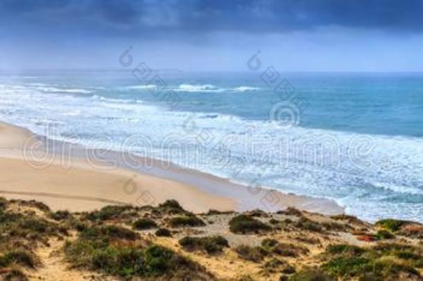 一洋波向指已提到的人美丽的沙海滩采用在指已提到的人多云的暴风雨
