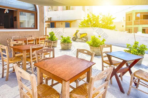 美丽的和煦的：照到阳光的夏饭店向圣托里尼岛采用希腊