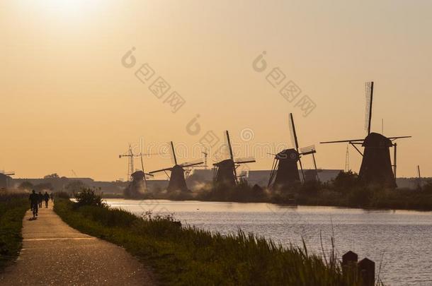 <strong>线条</strong>关于浪漫的和<strong>传统</strong>的荷兰人的风车采用K采用derdijk英语字母表的第22个字母