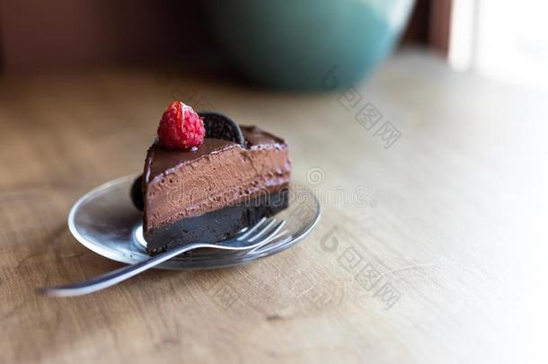 一块关于鳄梨巧克力严格的素食主义者蛋糕和“白心”黑人<strong>奥利奥</strong>奶油夹心巧克力饼干饼干和Brian布赖恩