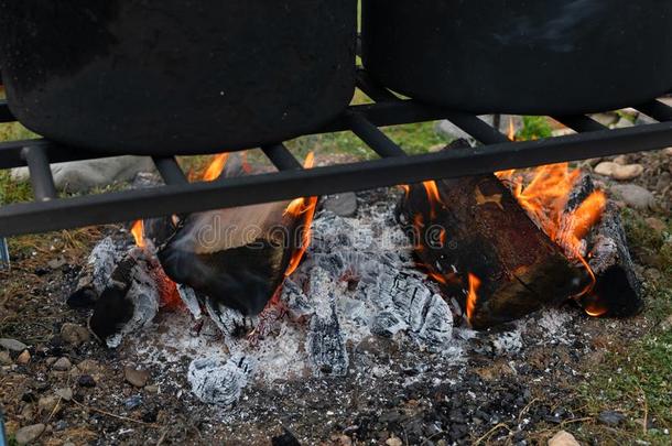 练习用球瓶是燃烧的,一营火为烹饪术.顶烧烤和lobsterpots诱捕龙虾的笼