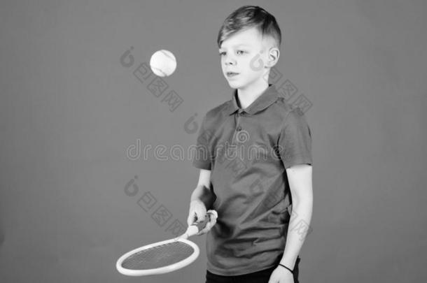 幸福的小孩比赛网球和技能.健身房锻炼关于青少年男孩.全音节的第七音