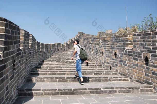 中国人女人步行向指已提到的人伟大的墙关于中国