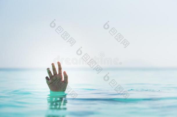 溺水人手问为帮助采用指已提到的人水