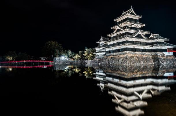 松本城堡在夜.古代的城堡采用长野地方官的任期,