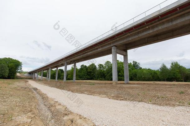 新的最近build的过去式和过去分词公路采用胡子地区,波斯尼亚和赫泽戈