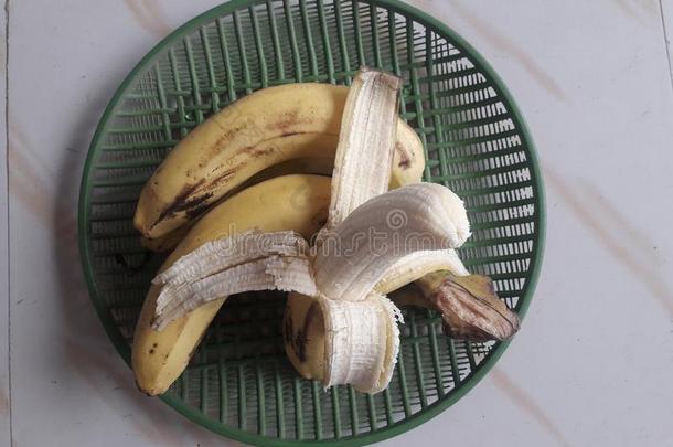 去皮的香蕉成果采用一绿色的b一sket