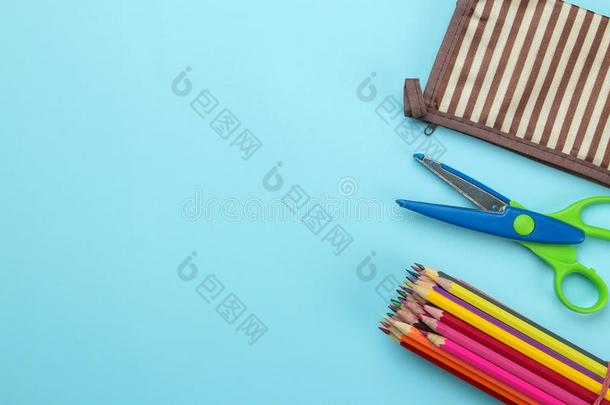 背向学校.文具有色的铅笔,剪刀和铅笔