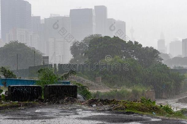 重的阵雨打吉隆坡吉隆坡在的时候季风季节采用病