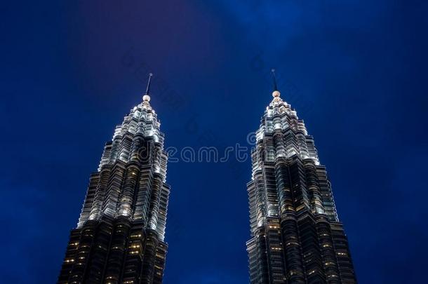 马来西亚石油公司总部所在地：马来西亚主要业务：炼油孪生儿之一塔塔尖在的时候黄昏采用吉隆坡吉隆坡马来西亚